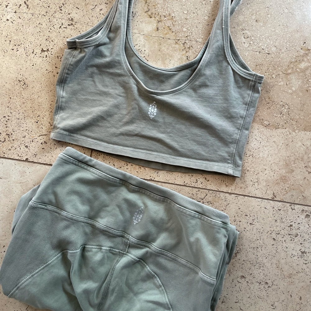 Free people hot shot leggings and matching hot shot movement crop top!!